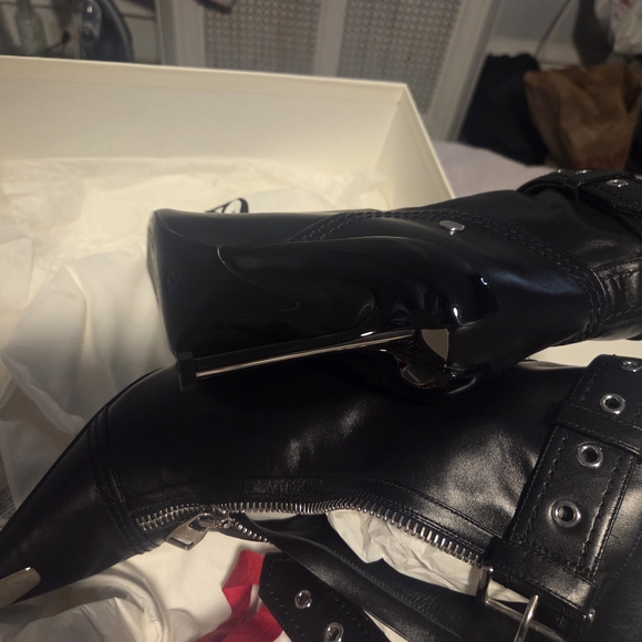 Alexander McQueen Black Leather Ankle Boots with Silver Accents - Picture 7 of 9